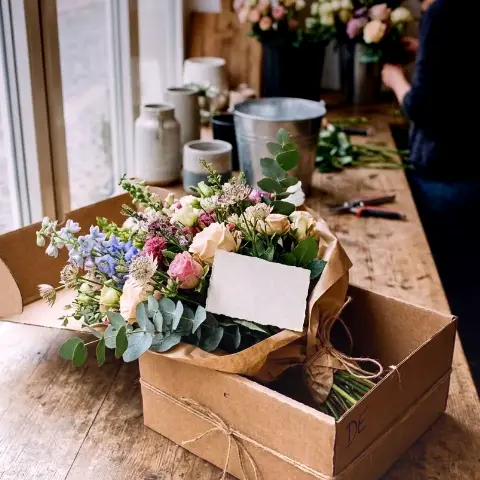 Hirse Adler – Tischdekoration mit traditionellen Blumen für ein Event